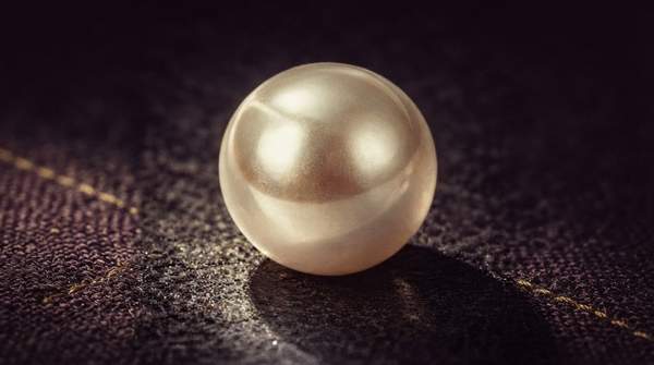 Editorial illustration for Distinguishing Natural from Cultured Pearls: A Collector's Guide to Provenance and Value